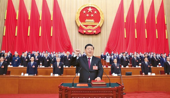 　　2023年3月10日，十四屆全國人大一次會議在北京人民大會堂舉行第三次全體會議。習近平全票當選中華人民共和國主席、中華人民共和國中央軍事委員會主席。這是習近平進行憲法宣誓。 新華社記者 鞠鵬/攝