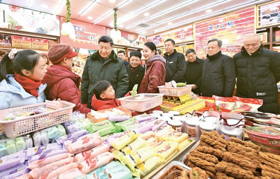 　　2024年2月1日至2日，中共中央總書記、國家主席、中央軍委主席習近平來到天津，看望慰問基層干部群眾。這是1日下午，習近平在天津古文化街考察時，走進店鋪同現(xiàn)場群眾互動交流。 新華社記者 謝環(huán)馳/攝